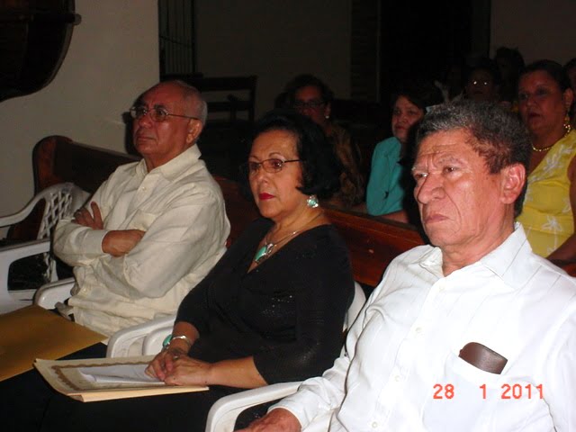 Los poetas Carlos Aleman Ocampo al fondo camisa blanca y la poetisa Chacon